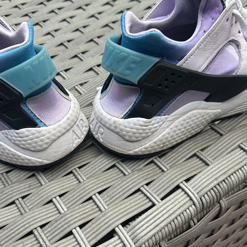 Nike Women’s Huarache Sneakers in Light Lavender and White